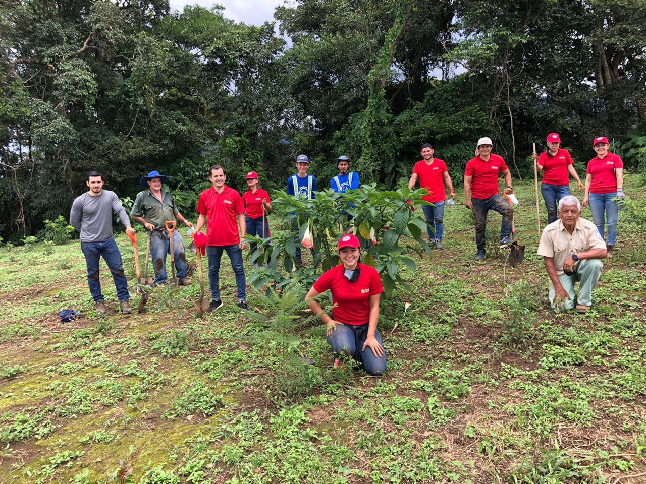 Grupo Mutual reforesta el margen del río Zanjón en Heredia